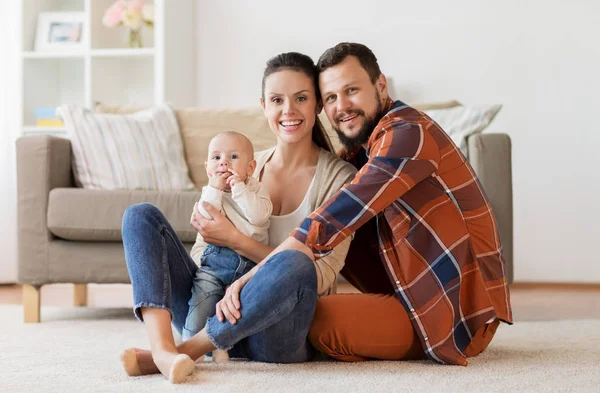 Familia feliz con el bebé divirtiéndose en casa —  Fotos de Stock