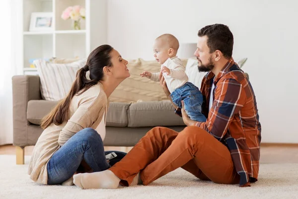 집에서 재미 있는 아기와 함께 행복 한 가족 — 스톡 사진