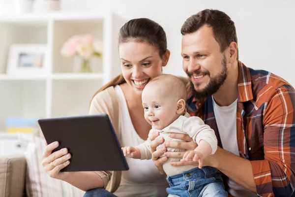 Mutter, Vater und Baby mit Tablet-PC zu Hause — Stockfoto