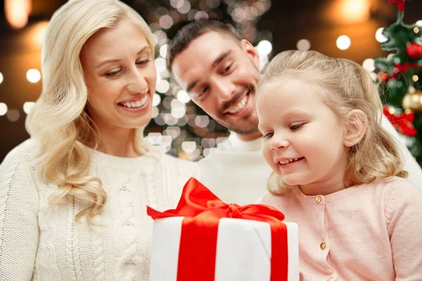 Familia feliz en casa con caja de regalo de Navidad — Foto de Stock