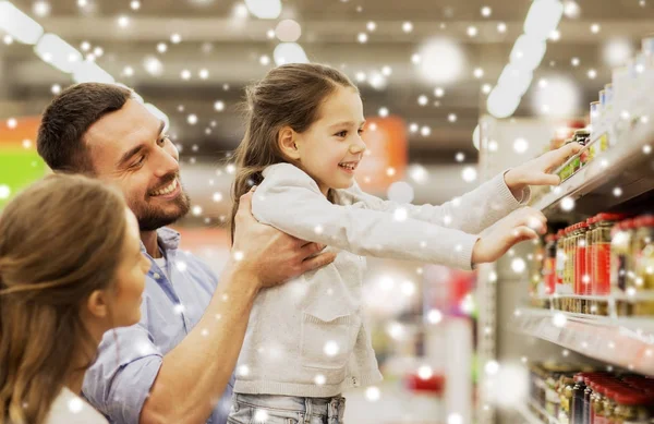 Família feliz comprando comida no supermercado — Fotografia de Stock