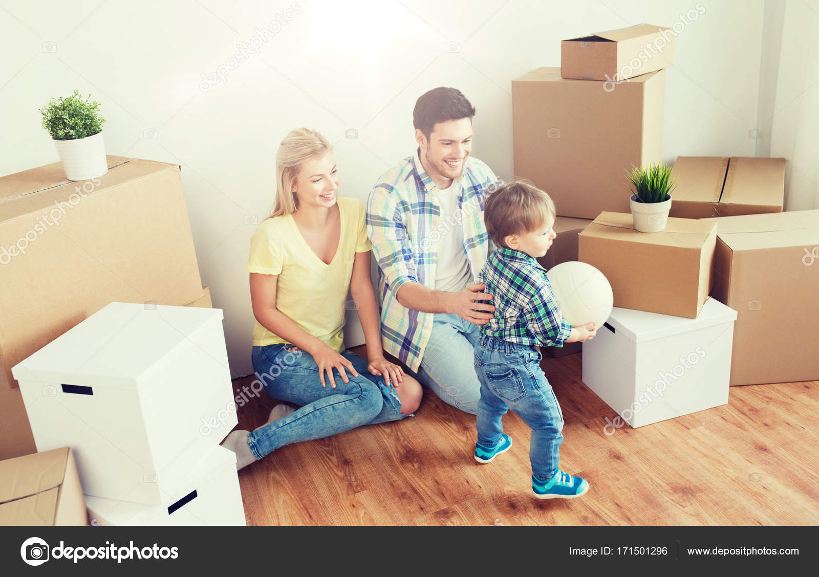 ребенок в арендованной квартире. дети в новой квартире. счастливая семья в квартире. семья в квартире. семья в новой квартире.