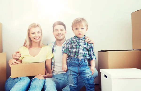 नवीन घरी हलवून बॉक्स आनंदी कुटुंब — स्टॉक फोटो, इमेज