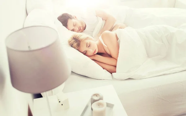 Casal feliz dormindo na cama em casa — Fotografia de Stock