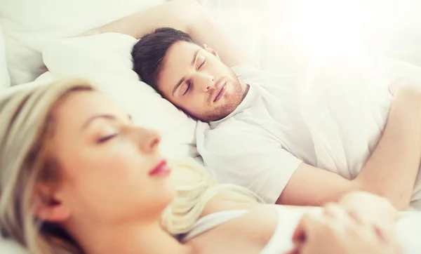 Šťastný pár spí v posteli doma — Stock fotografie