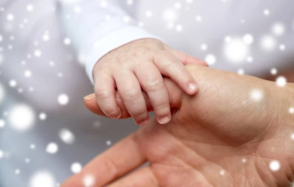 Az anya és az újszülött baba kezét közelről — Stock Fotó