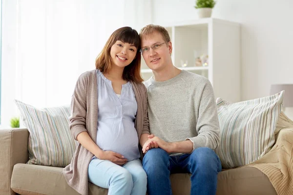 Esposa grávida feliz com o marido em casa — Fotografia de Stock