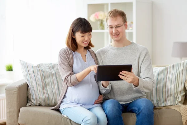 Man och hustru med TabletPC hemma — Stockfoto