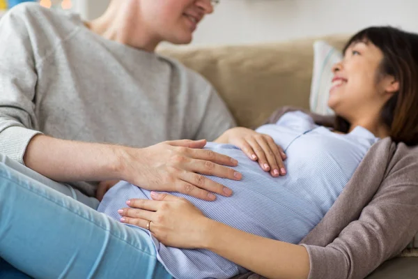 Närbild av man och gravid kvinna — Stockfoto