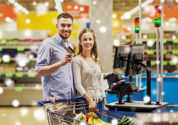 Ehepaar kauft Lebensmittel an Supermarkt-Kasse — Stockfoto