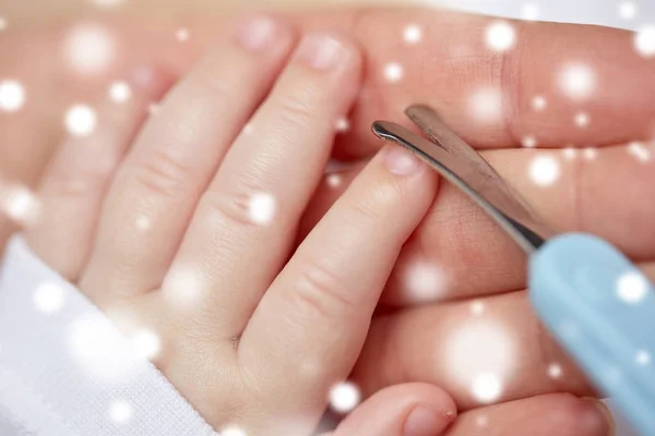 Primer plano de la mano con tijeras recortar las uñas del bebé — Foto de Stock