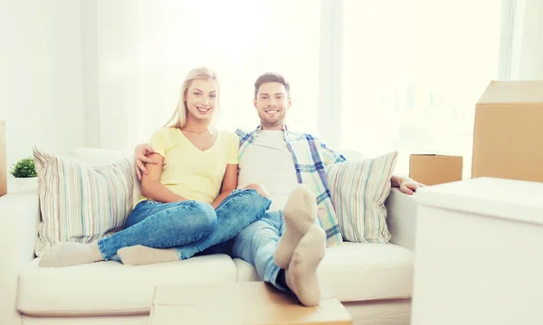 Feliz pareja con grandes cajas de cartón en el nuevo hogar — Foto de Stock