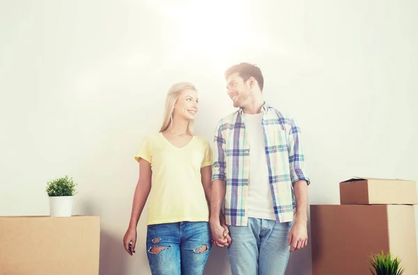 Sonriente pareja con grandes cajas moviéndose a nuevo hogar —  Fotos de Stock