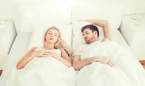 Happy couple sleeping in bed at home — Stock Photo, Image