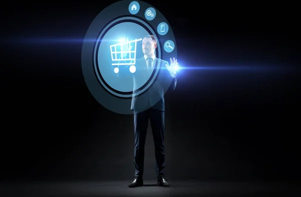 商人与虚拟屏幕上的购物车 — 图库照片