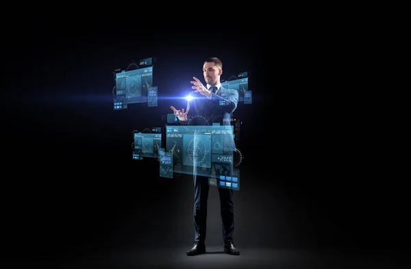 Бизнесмен в костюме с виртуальной проекцией — стоковое фото