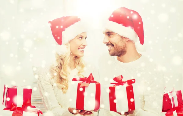 Feliz pareja en casa intercambiando regalos de Navidad —  Fotos de Stock