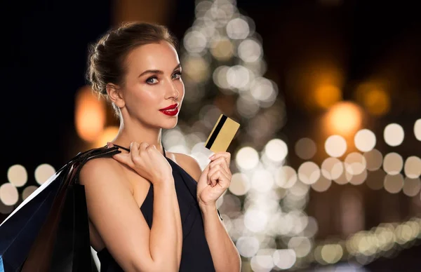 Woman with credit card and shopping bags — Stock Photo, Image