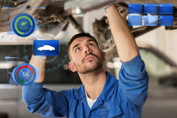 Mecánico o herrero reparación de coches en el taller —  Fotos de Stock