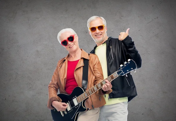 Feliz casal sênior com guitarra mostrando polegares para cima — Fotografia de Stock
