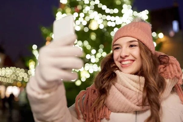 Młoda kobieta biorąc Selfie nad choinką — Zdjęcie stockowe