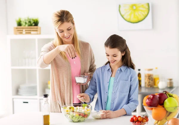 Família feliz cozinhar salada em casa cozinha — Fotografia de Stock
