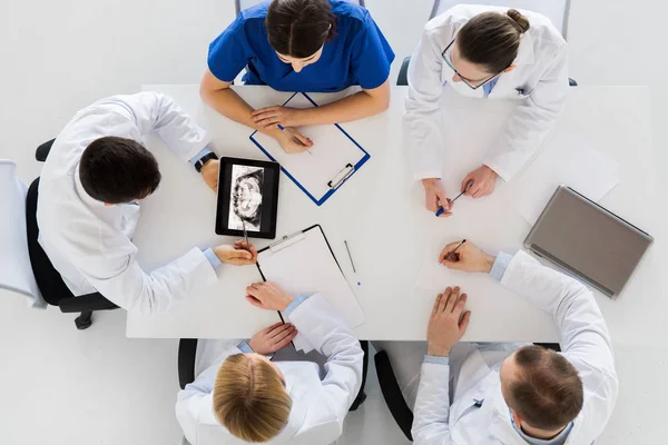 Médecins avec radiographie de la mâchoire sur comprimé pc à la clinique — Photo