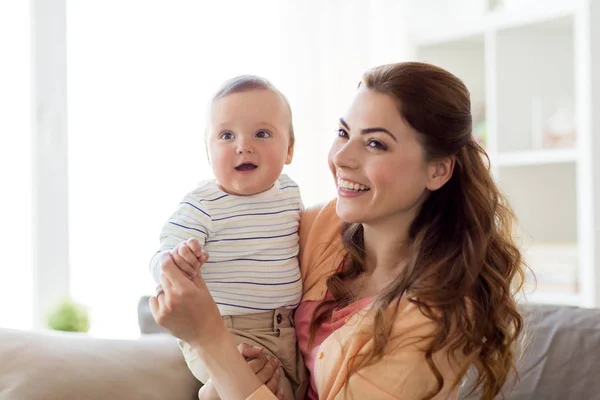 Glückliche junge Mutter mit kleinem Baby zu Hause — Stockfoto