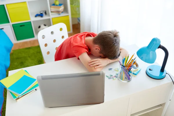 Niño estudiante cansado o triste con portátil en casa — Foto de Stock