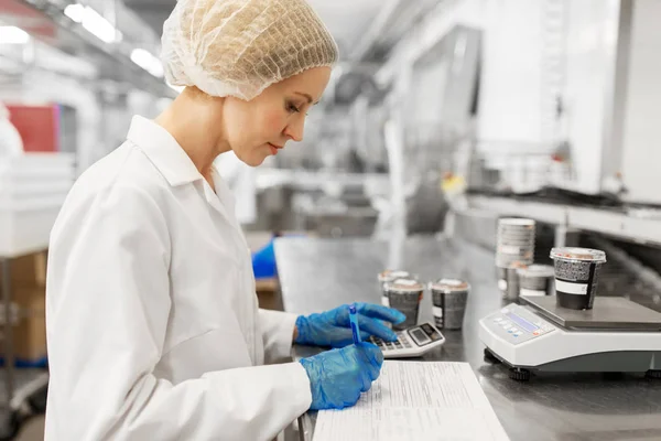 Vrouw werkt bij ijsfabriek — Stockfoto