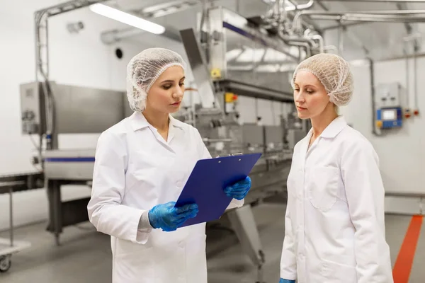 Mujeres tecnólogos en la fábrica de helados — Foto de Stock