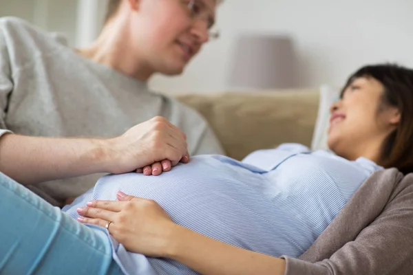 Närbild av man och gravid kvinna — Stockfoto