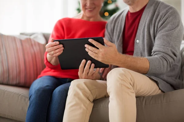 Pareja de ancianos con tableta PC en Navidad —  Fotos de Stock