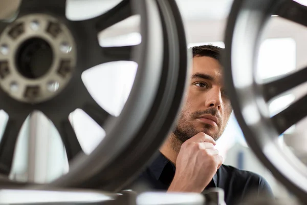 Male customer choosing wheel rims at car service — Stock Photo, Image