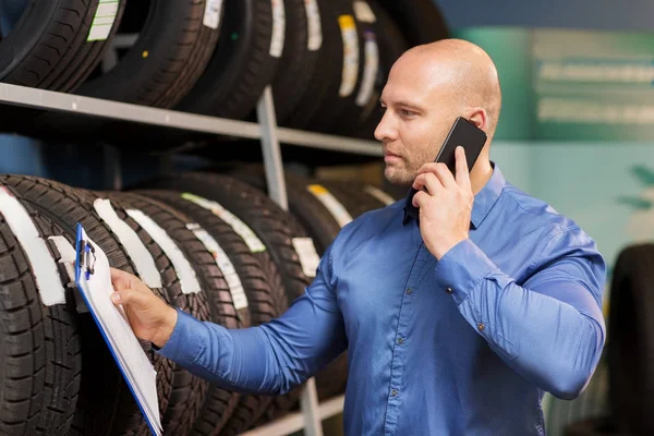 Auto proprietário do negócio encomendar pneus no serviço de carro — Fotografia de Stock