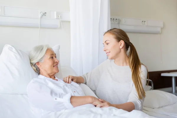 Дочка відвідує старшу матір в лікарні — стокове фото