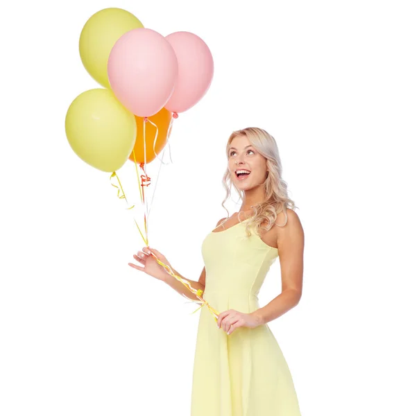 Ευτυχισμένη γυναίκα στο φόρεμα με μπαλόνια ηλίου αέρα — Φωτογραφία Αρχείου