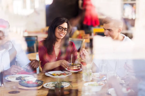 Amigos felizes comendo no restaurante — Fotografia de Stock