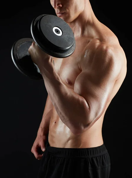 Primer plano del hombre con pesas haciendo ejercicio — Foto de Stock