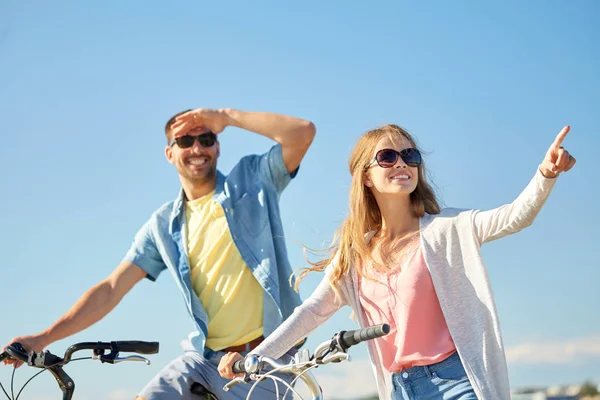 Šťastný mladý pár s jízdních kol venku — Stock fotografie