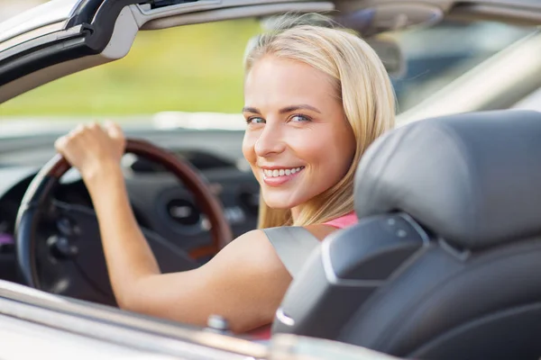 Felice giovane donna guida auto convertibile — Foto Stock