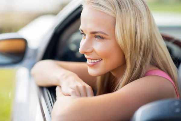Κοντινό πλάνο της ευτυχισμένη νεαρή γυναίκα σε μετατρέψιμο αυτοκίνητο — Φωτογραφία Αρχείου