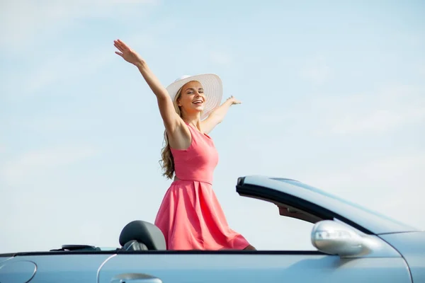 Happy young woman in convertible car — Stock Photo, Image