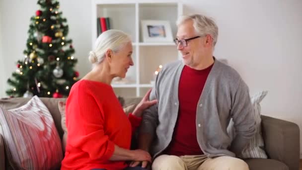 Feliz casal sênior sorridente com presente de Natal — Vídeo de Stock