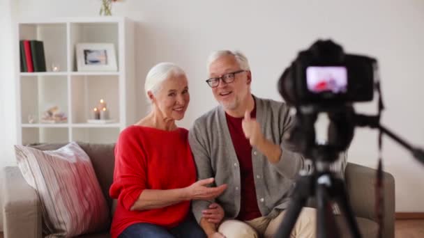 Lyckliga senior paret med kameran spelar in video — Stockvideo