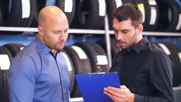 Müşteri ve satıcı araba servisi ya da auto Store — Stok video