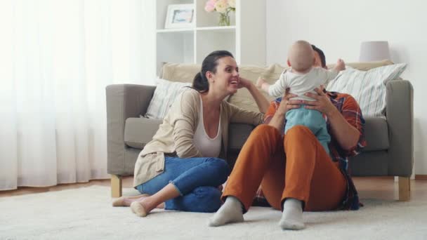 Família feliz com bebê se divertindo em casa — Vídeo de Stock
