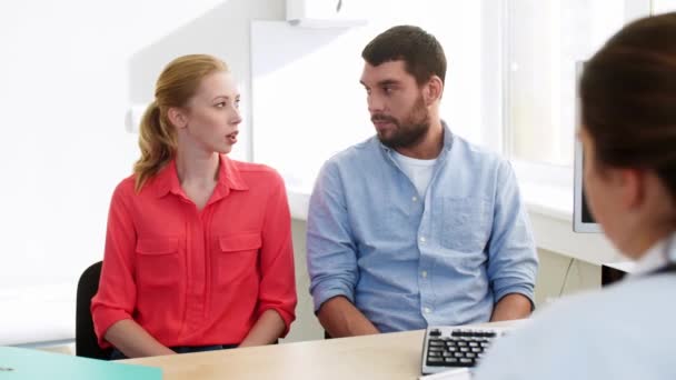 Couple visiting doctor at family planning clinic — Stock Video