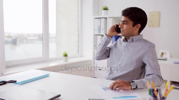 Uomo d'affari che chiama su smartphone in ufficio — Video Stock