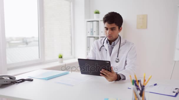 Médico con tableta pc y papeles en el hospital — Vídeos de Stock